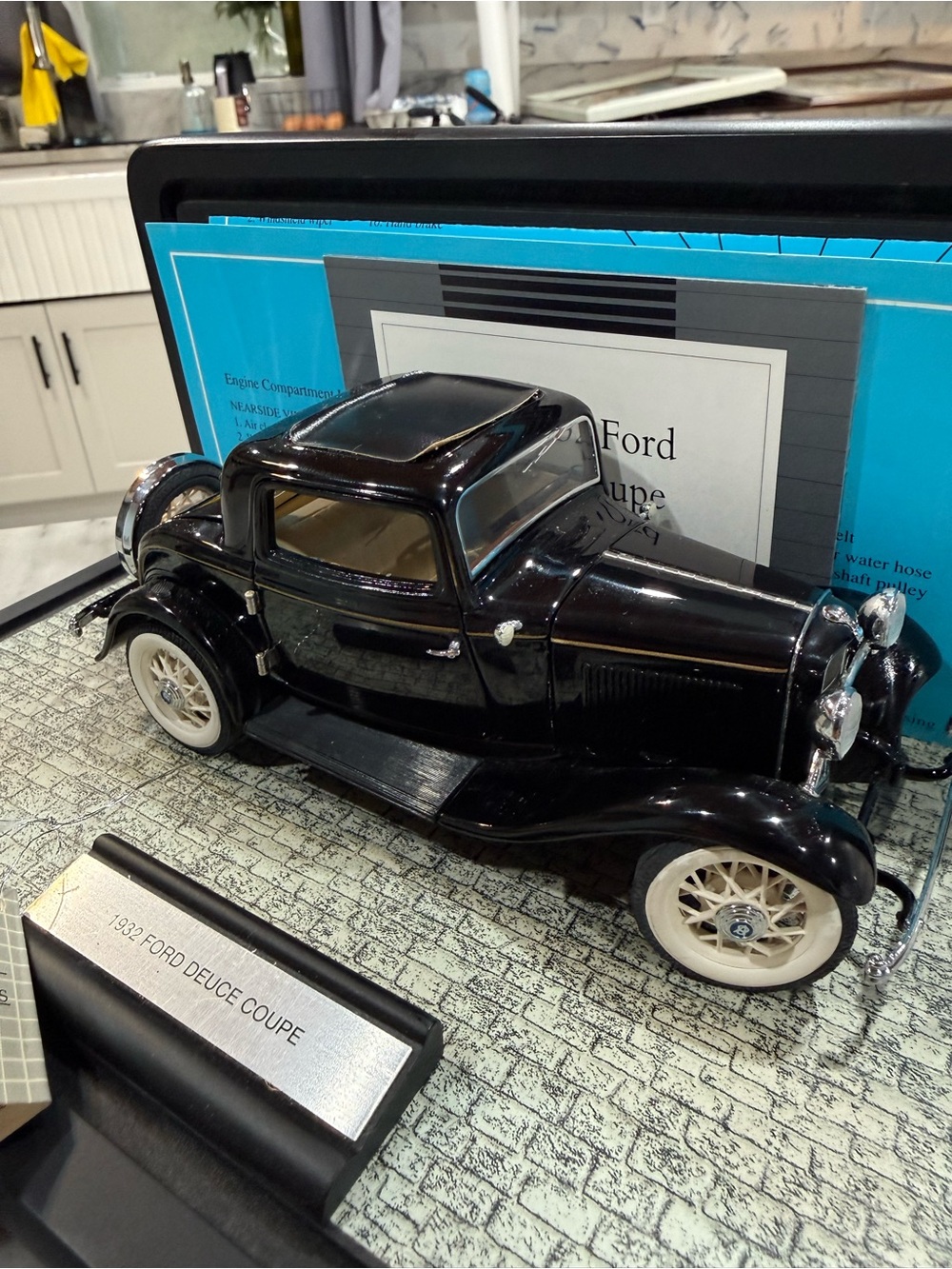Franklin Mint 1932 Ford Deuce Coupe 1:24 Black Diecast Display Case Tag Booklet